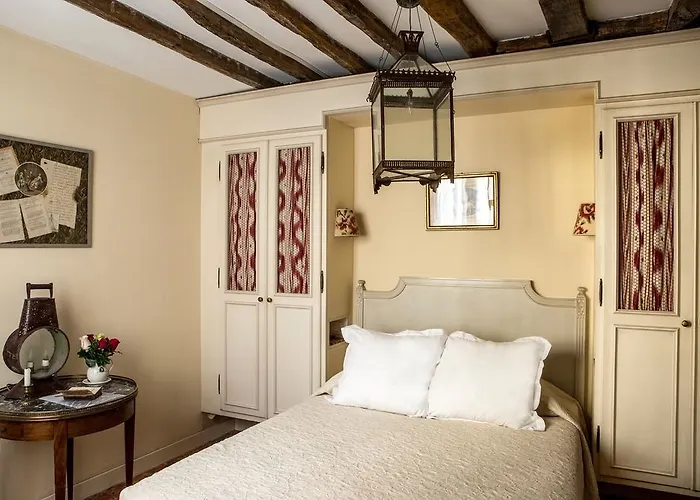 Hotel Caron De Beaumarchais Paris