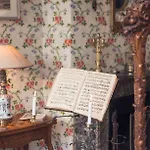 Hotel Caron De Beaumarchais Paris