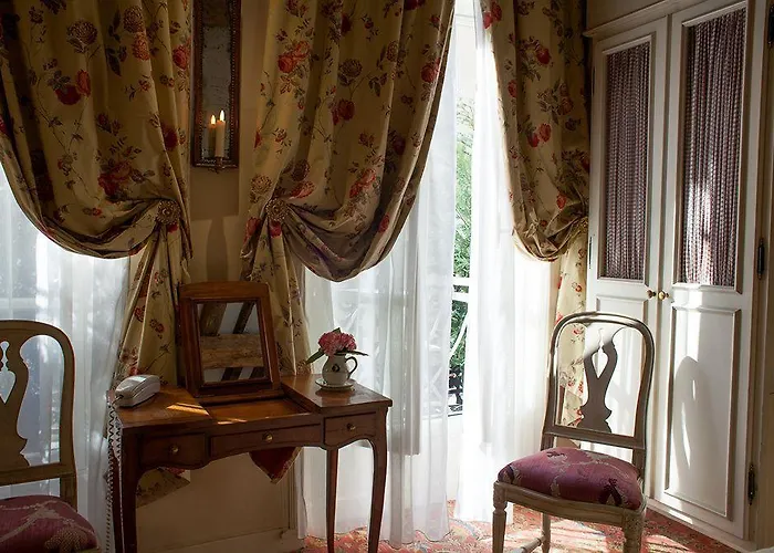 Caron De Beaumarchais ホテル パリ