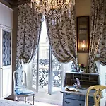 Hotel Caron De Beaumarchais Paris