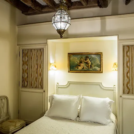 Hotel Caron De Beaumarchais 3*